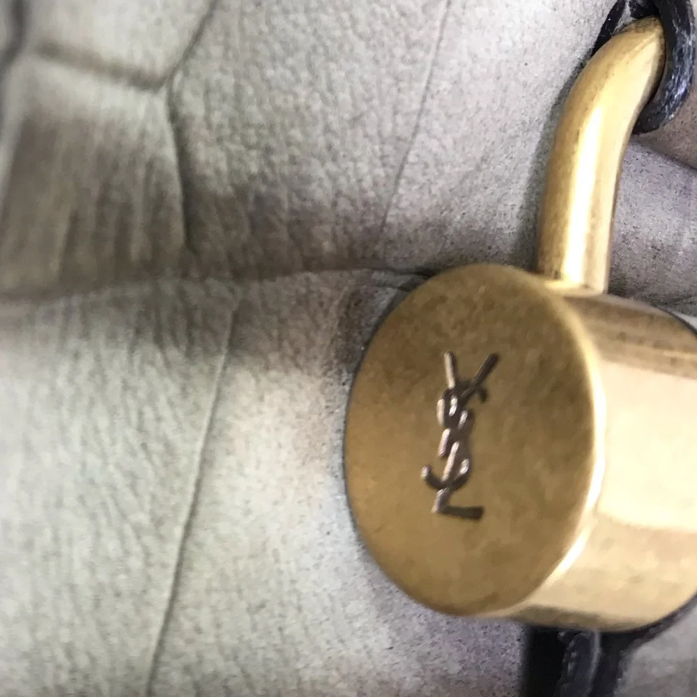 💎 RARE 💎 YSL MUSE TOTE LEATHER STATEMENT BAG EMBOSSED - Picture 8 of 16